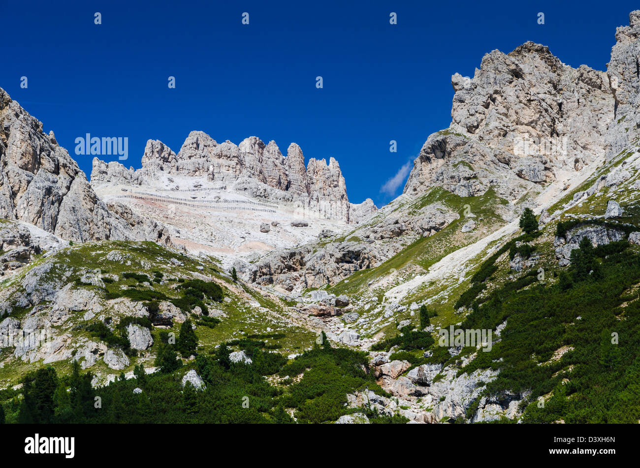 Felsige Landschaft mit Laguazoi Berg Dolomiten Alpen, gesehen vom Passo Falzarego in Norditalien. Stockfoto