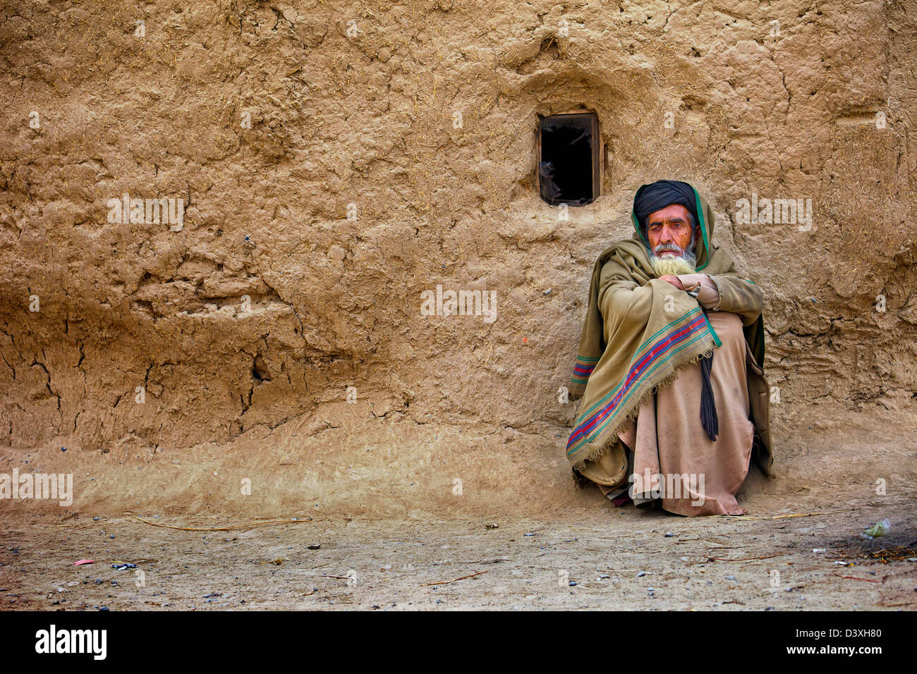 Ein Dorf Elder in Kandahar, Afghanistan vergeht Zeit, warten auf den Abend Ruf zum Gebet. Stockfoto