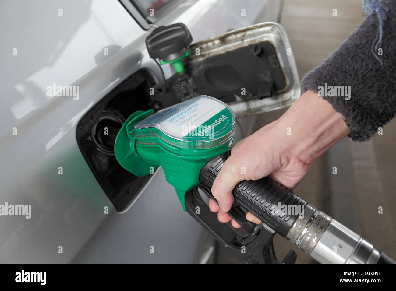 Eine Person ausfüllt, ein Auto mit Benzin, Schottland, UK Stockfoto