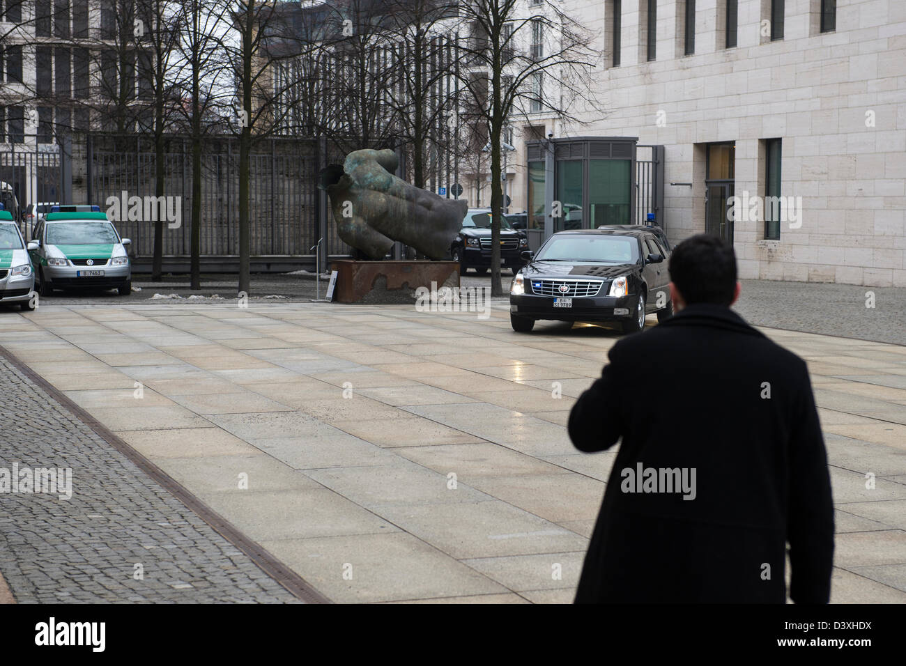 Berlin, Deutschland. 26. Februar 2013. Der deutsche Außenminister Guido Westerwelle erhält das amerikanische Gegenstück, John Kerry in das Auswärtige Amt in Berlin für bilaterale Gespräche über internationale Themen. Die bilateralen Gespräche folgen einem Treffen mit Bundeskanzlerin Angela Merkel im Bundeskanzleramt. Credits: Kredit: Gonçalo Silva / Alamy Live News. Stockfoto