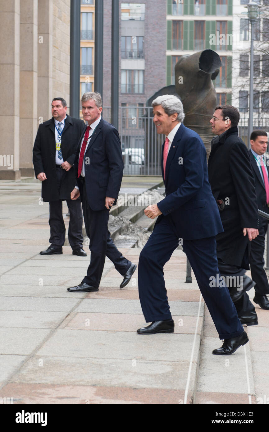 Berlin, Deutschland. 26. Februar 2013. Der deutsche Außenminister Guido Westerwelle erhält das amerikanische Gegenstück, John Kerry in das Auswärtige Amt in Berlin für bilaterale Gespräche über internationale Themen. Die bilateralen Gespräche folgen einem Treffen mit Bundeskanzlerin Angela Merkel im Bundeskanzleramt. Credits: Kredit: Gonçalo Silva / Alamy Live News. Stockfoto