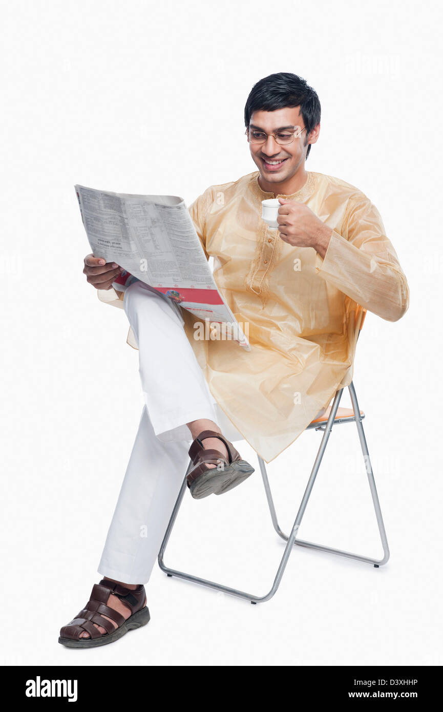 Bengali Mann liest Zeitung und Tee Stockfoto