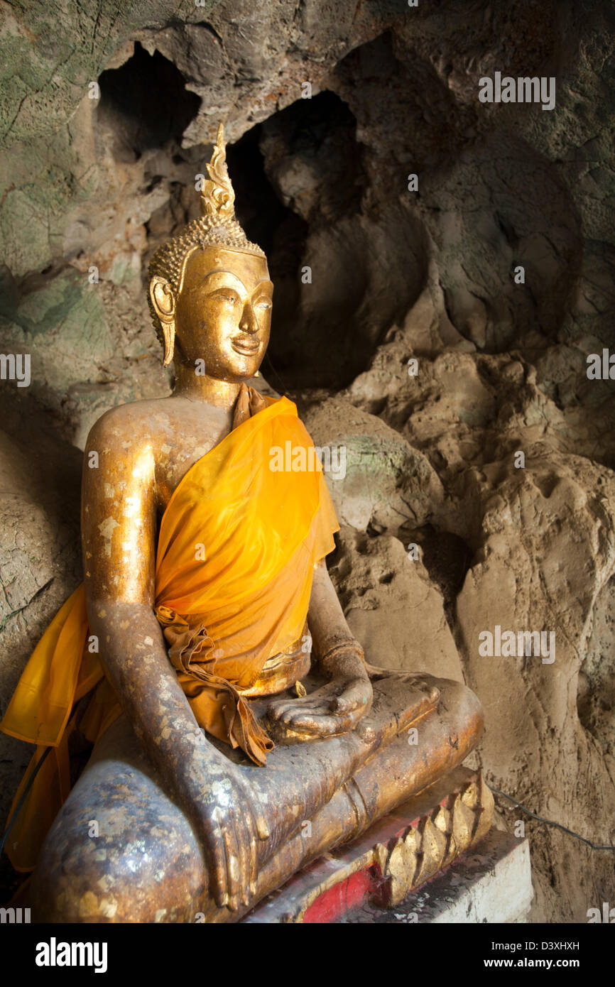 Eine der Besonderheiten der Petchburi ist Khao Luang Höhle mit Stalaktiten und mehr als 180 Buddhas geschmückt Stockfoto