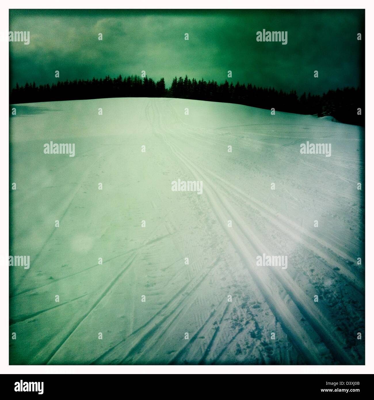 9. Februar 2013 - Cenkovice, Tschechische Republik - Skifahren in den Wintermonaten in der Tschechischen Republic.The ermöglicht die Schneedecke in den tschechischen Bergen für Abfahrt und Langlauf in den Frühling hinein Cenkovice ski Resort, Ostböhmen, Tschechien. Mit dem Iphone app Hipstamatic fotografiert (Credit-Bild: © Veronika Lukasova/ZUMAPRESS.com) Stockfoto