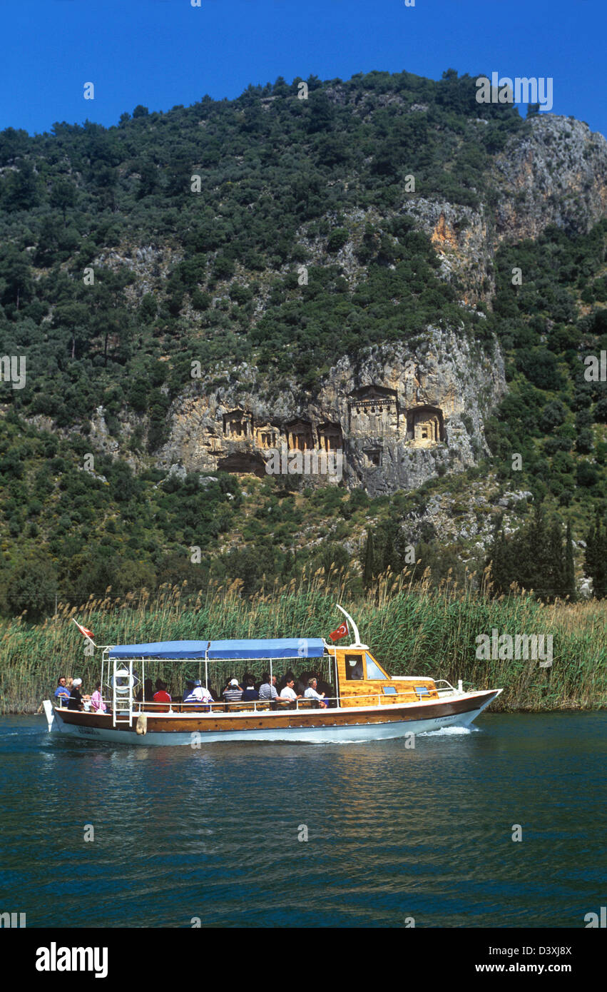 Ein Ausflugsschiff geht unter Lycean Gräber geschnitzt in den Hang in Dalyan, Türkei Stockfoto