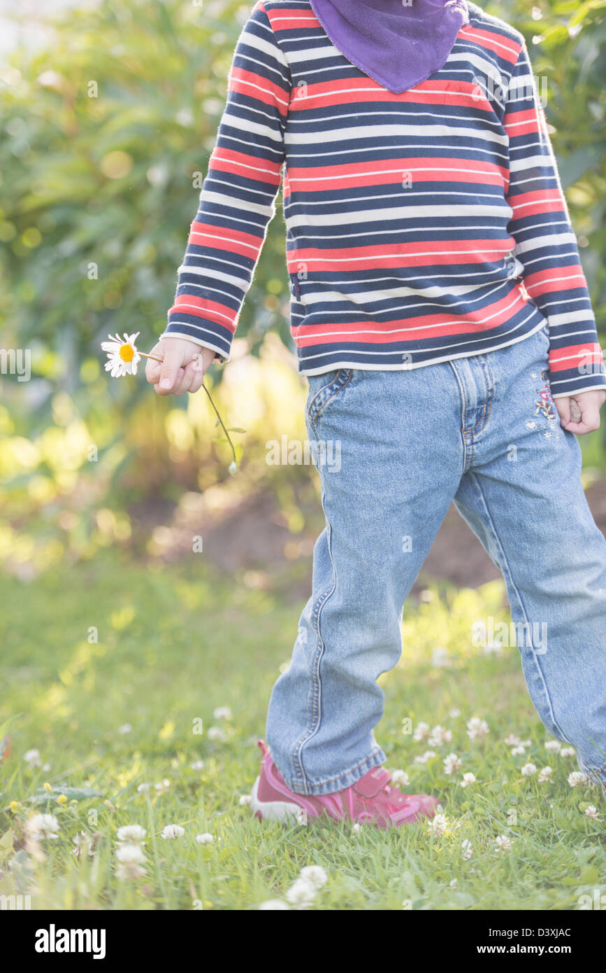 Kleines Kind, die eine Blume und erforschen die Natur in einem Garten im Sommer Stockfoto