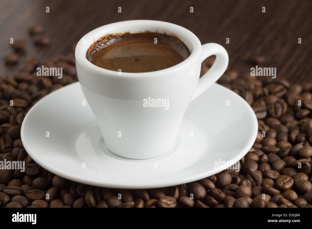 Tasse starken Kaffee mit Bohnen Stockfoto