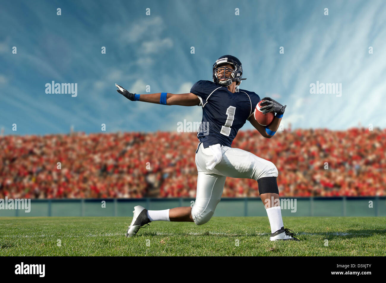African American-Football-Spieler am Feld Stockfoto