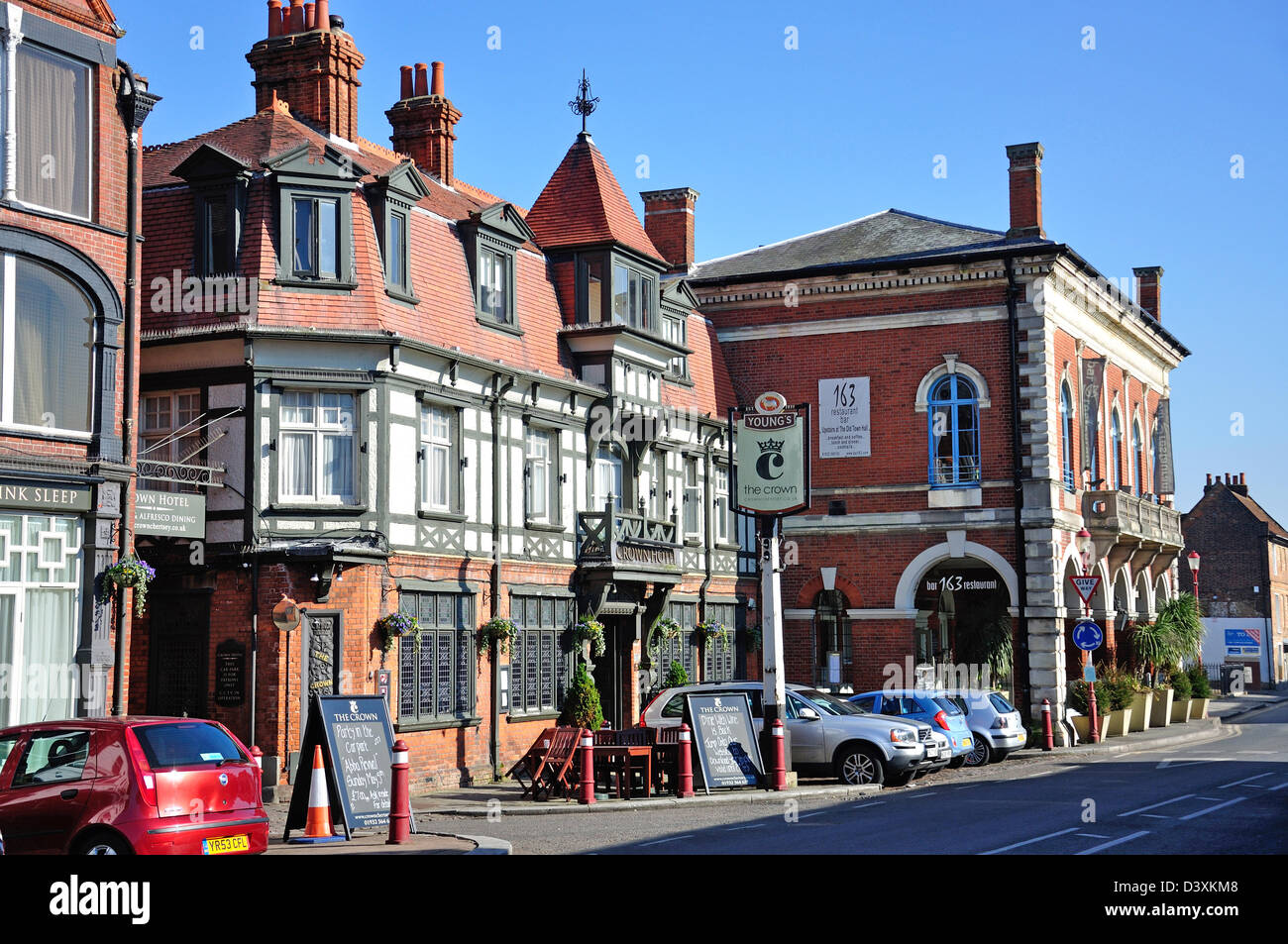 Krone Pub und Old Town Hall, London Street, Chertsey, Surrey, England, Vereinigtes Königreich Stockfoto