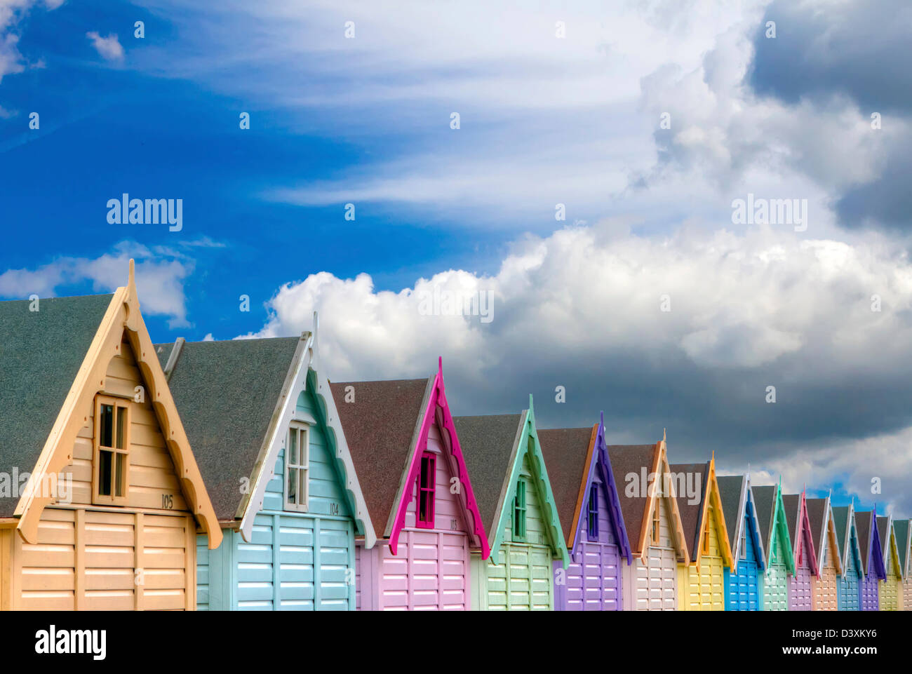 Mersea, Essex. Reihe von bunten traditionellen Strandhütte Stockfoto