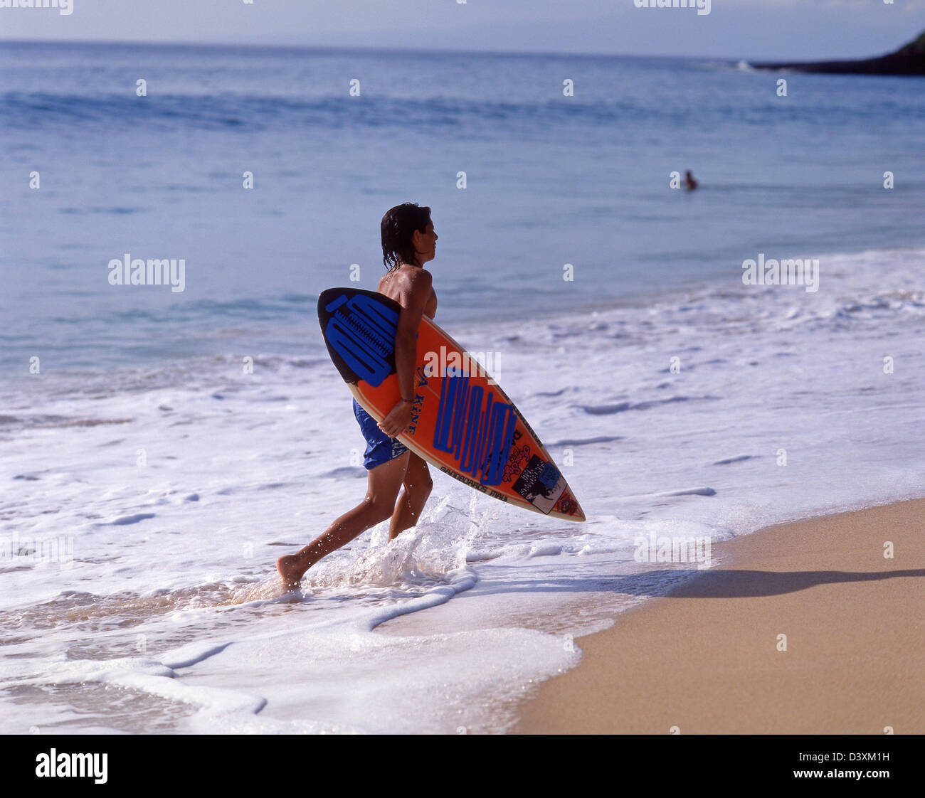 Teenager mit Body Surfbrett, Makena Beach, Wailea-Makena, Maui, Hawaii, Vereinigte Staaten von Amerika Stockfoto