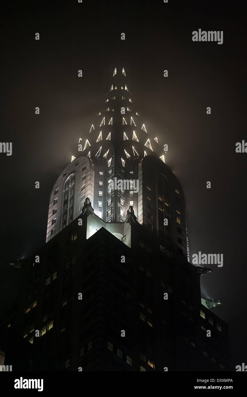Der unheimliche Anblick von New York-Chrysler-Building in der Nacht in Nebel gehüllt. Stockfoto