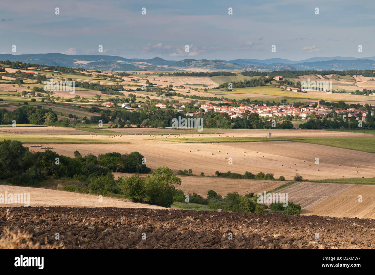 Blick über das Dorf Antoingt und die Ebene von Lembronnais, Puy de Dôme, Auvergne, Frankreich Stockfoto