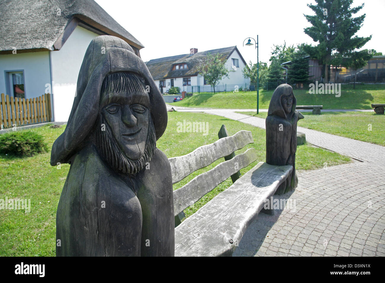 Zempin, Deutschland, Holz-Skulpturen auf dem Dorfplatz Stockfoto