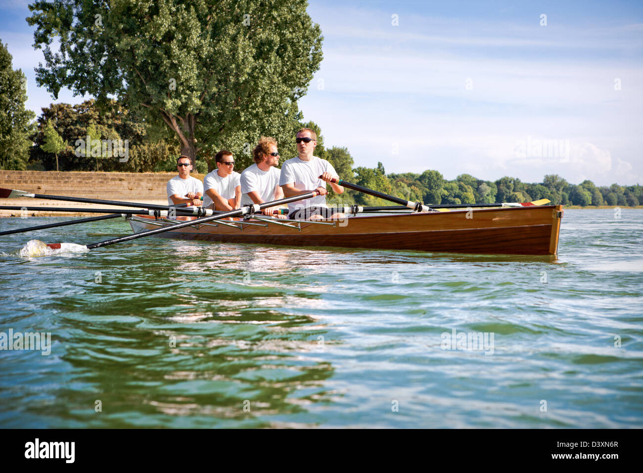 Teamwork und Koordination Konzept der Freunde in Männer-rudern-Team ...