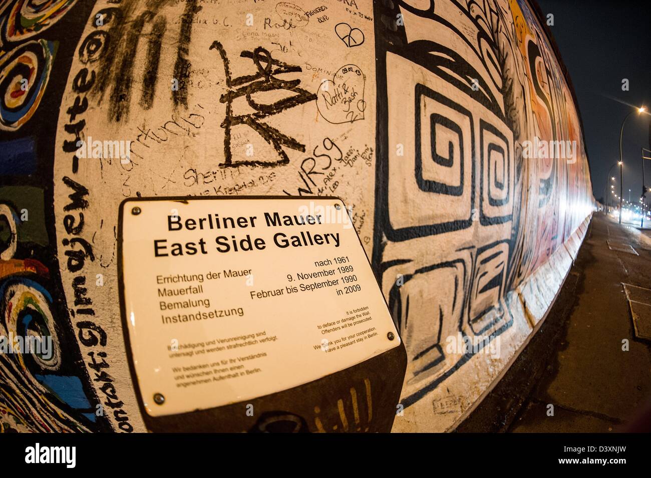 Ein Hinweisschild ist an der East Side Gallery in Berlin, Deutschland, 25. Februar 2013 abgebildet. Teil der Überreste der Berliner Mauer an der East Side Gallery wird parallel zu einem Ort der ostdeutschen Grenzwachen verschoben werden, um Platz für eine neue Rettungsweg machen. Foto: PAUL ZINKEN Stockfoto