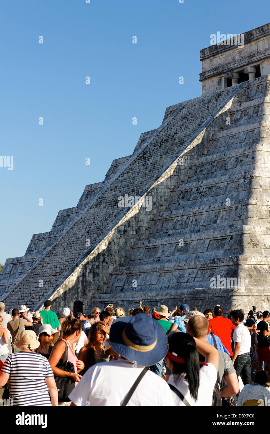 Menschen aus der ganzen Welt warten auf die Frühlings-Tagundnachtgleiche in der Maya-Kukulkan Pyramide in Chichen Itza Yucatan, Mexiko. Stockfoto