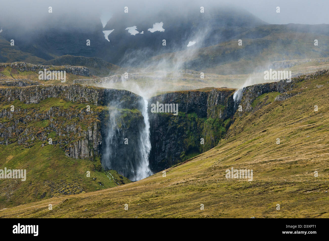 Wasserfall weht nach hinten, Grundisfjordur, Island Stockfoto