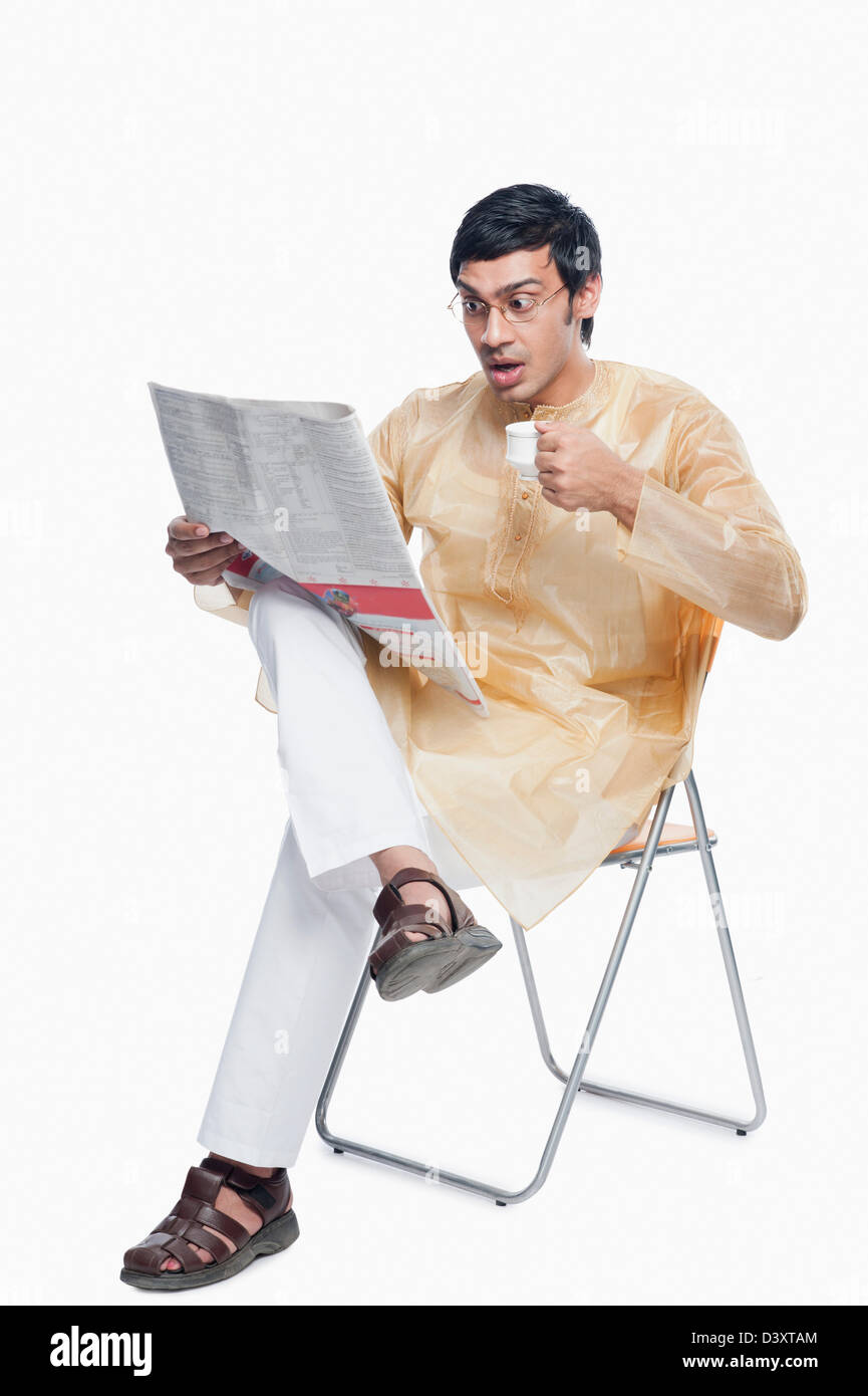 Bengali Mann liest Zeitung und Tee Stockfoto