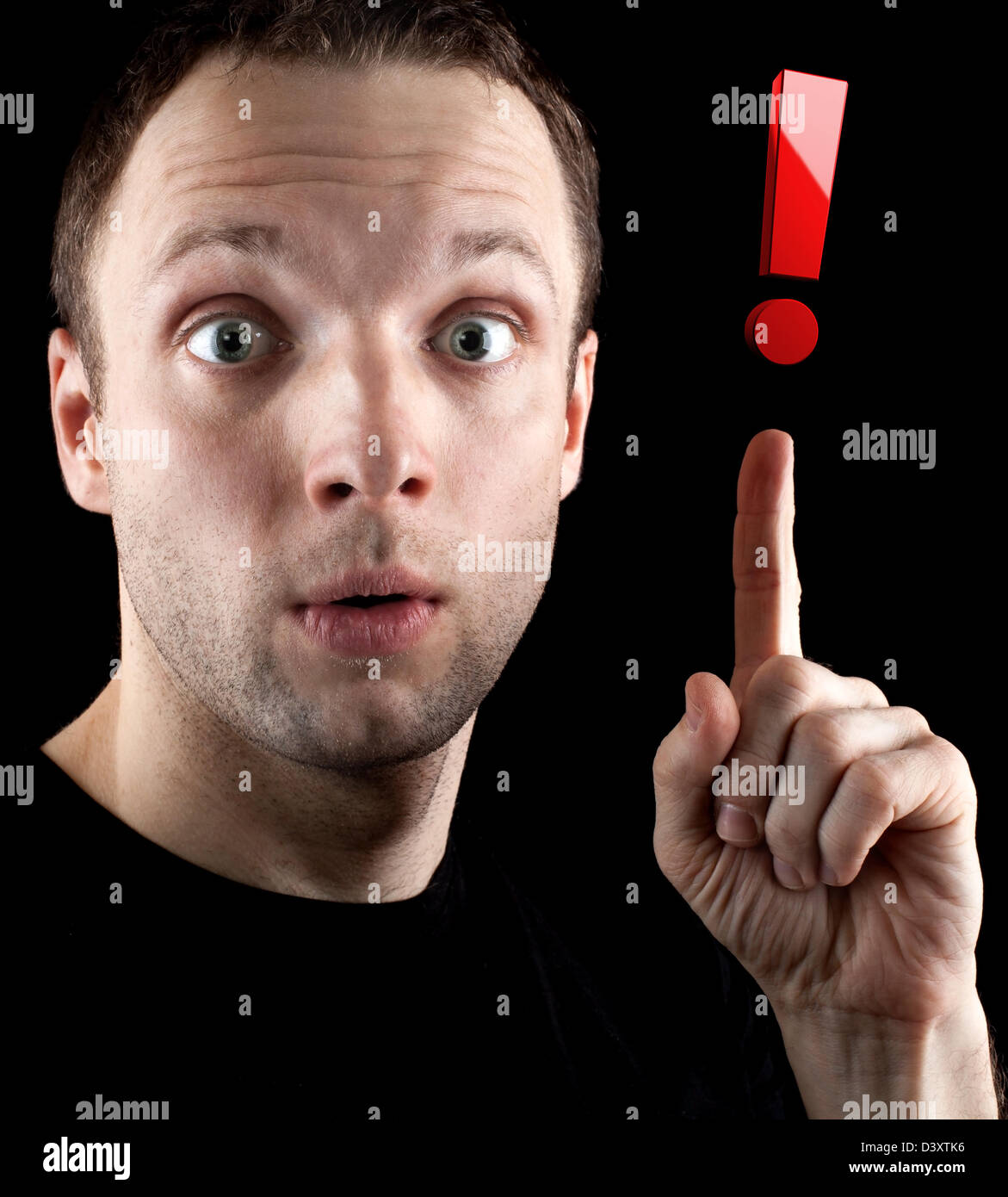 Überrascht Mann zeigt rotes Ausrufezeichen auf schwarzem Hintergrund isoliert Stockfoto