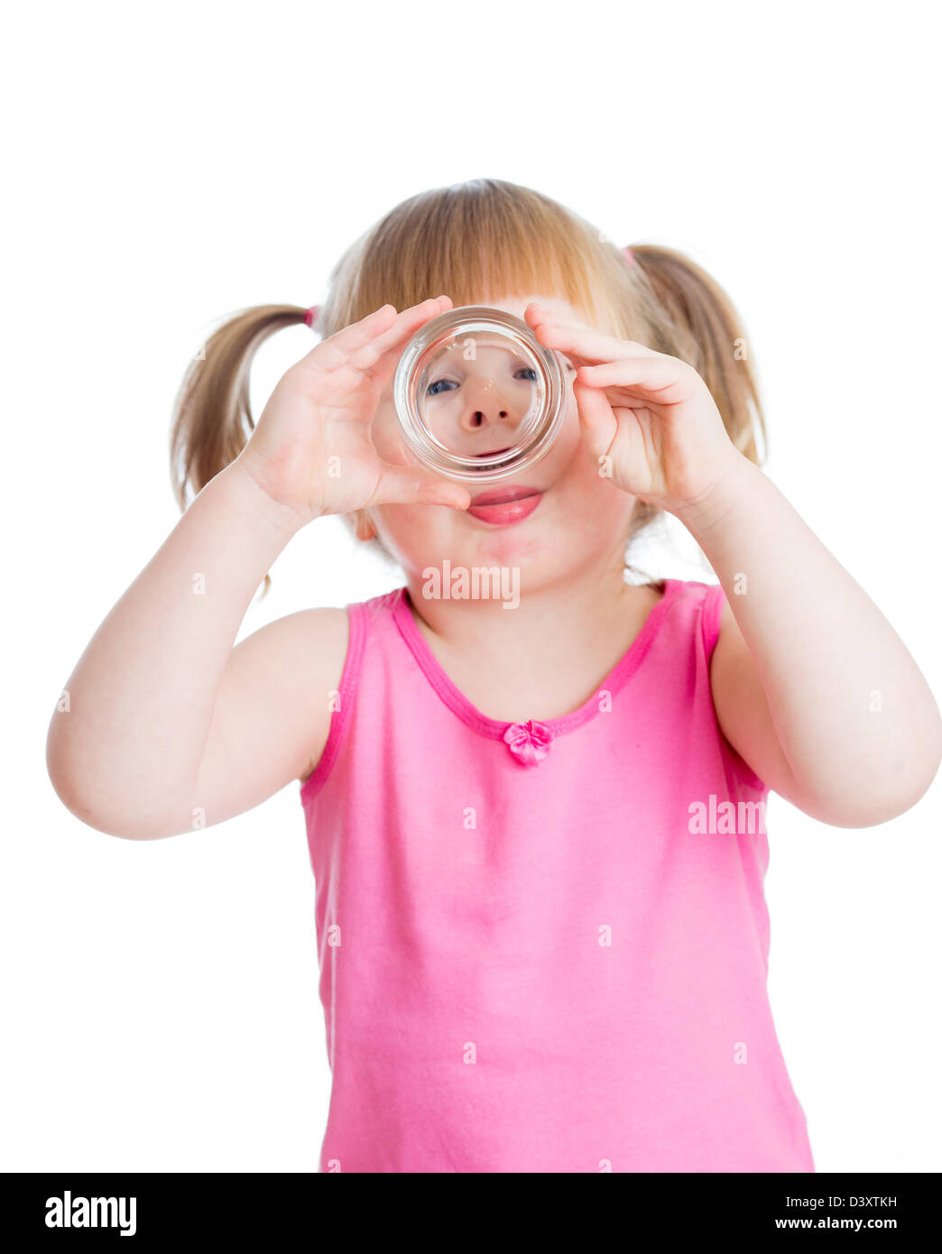 Kind Mädchen Trinkwasser aus Glas auf weißem Hintergrund Stockfoto