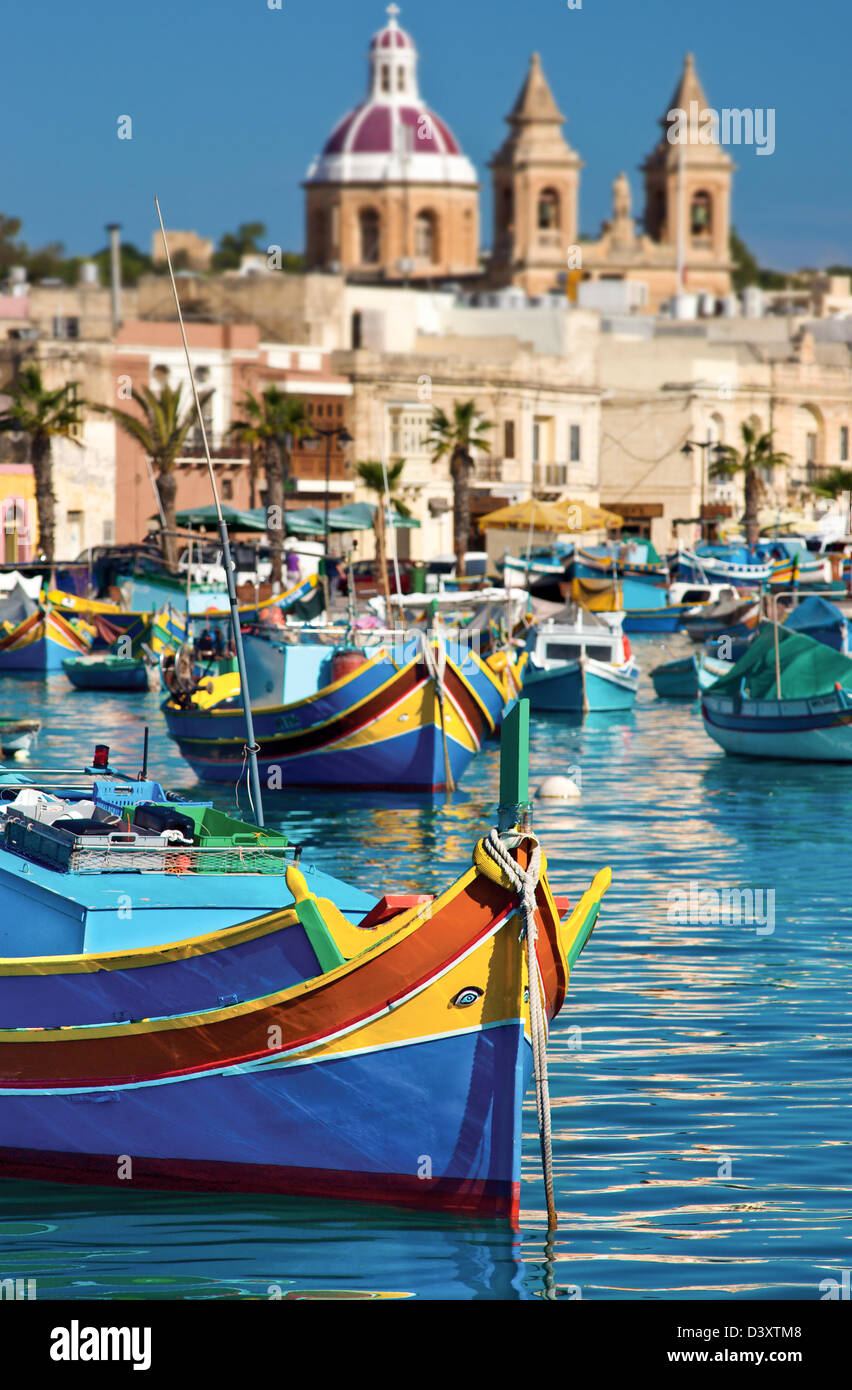 Traditionellen maltesischen Fischerboot. Pfarrkirche, Marsaxlokk, Malta. Stockfoto