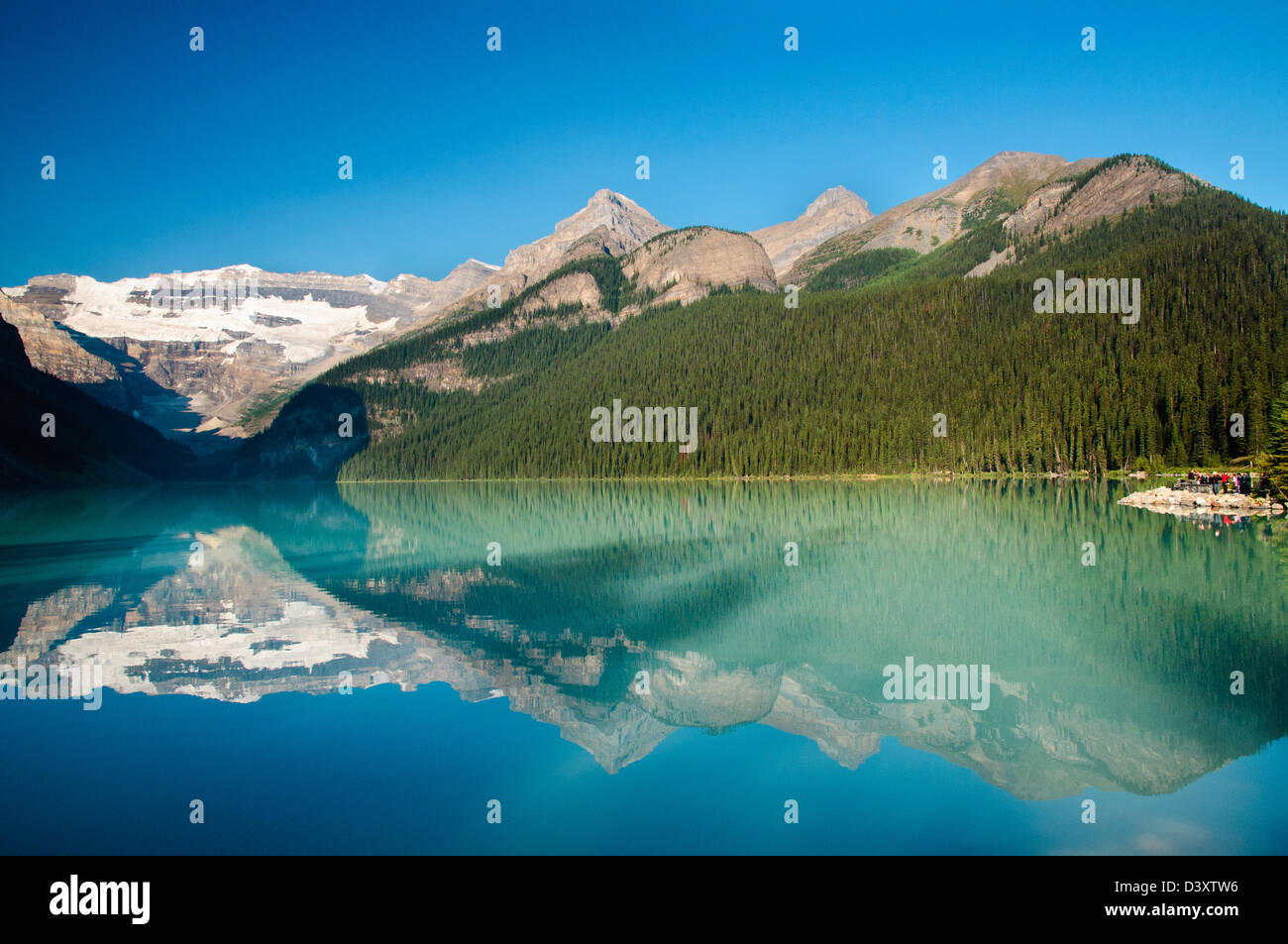 Bunte frühmorgens Reflexion von Lake Louise, Banff Nationalpark, Kanadische Rockies Stockfoto