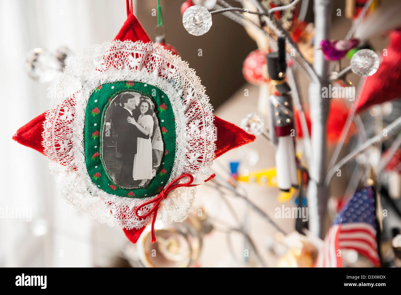 Christbaumschmuck auf moderner Weihnachtsbaum Stockfoto