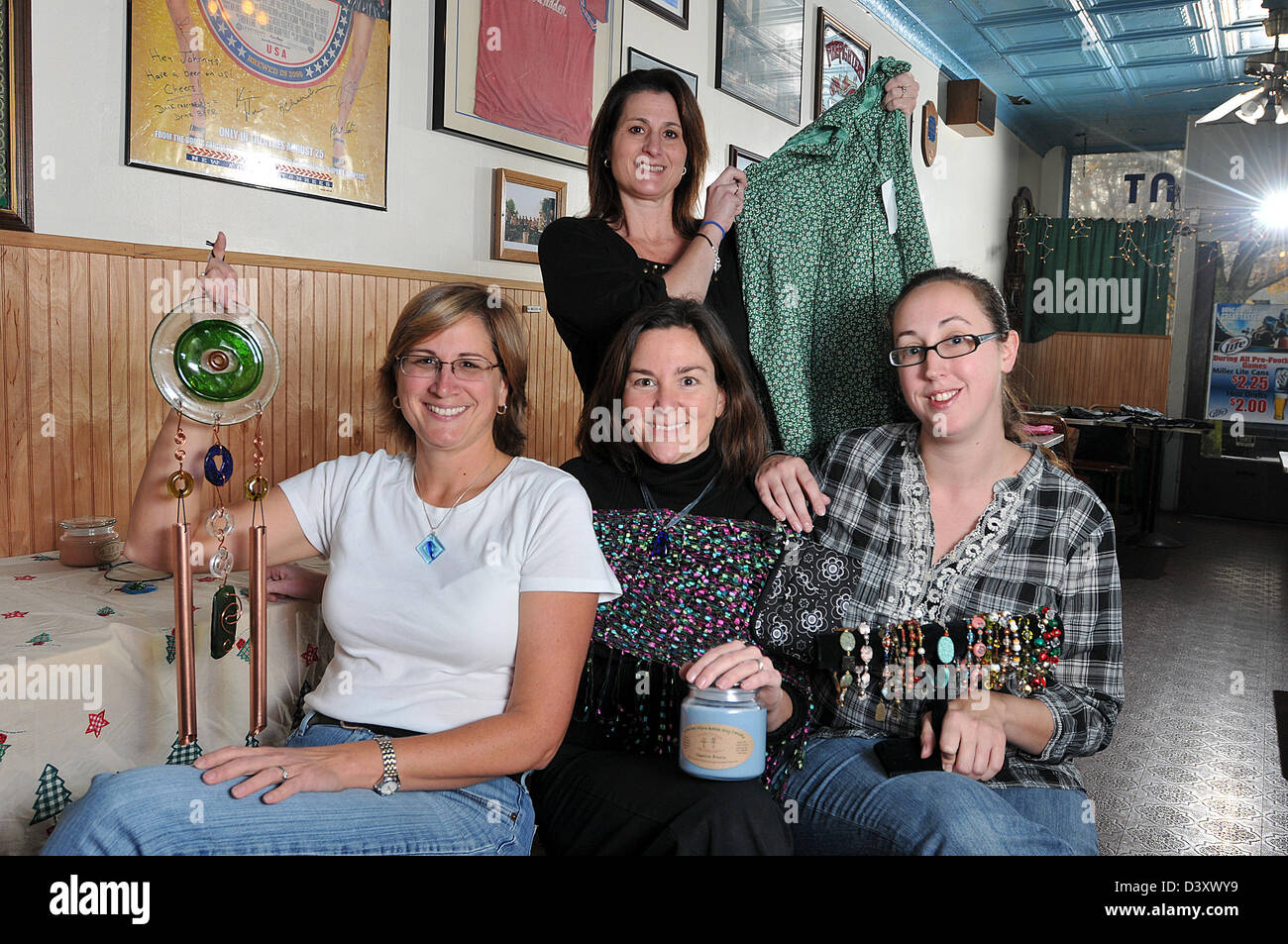 Frauen, die Weiterverarbeitung mit einem Verkauf in West Haven CT. Stockfoto