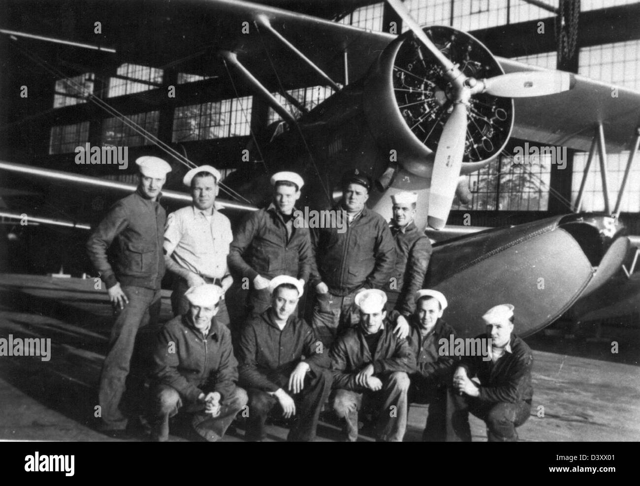 Eine Fotografie eines Grumman J2F-2, der von Carl Johnson von der U.S. Navy gesteuert wurde, zeigt das Design und die Rolle des Flugzeugs bei militärischen Operationen Mitte des 20. Jahrhunderts. Stockfoto