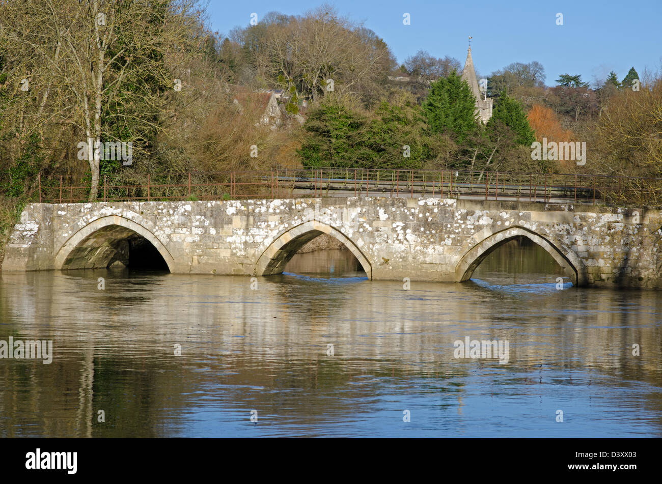 Brücke über den angeschwollenen Fluss bei Bradford on Avon, UK Stockfoto