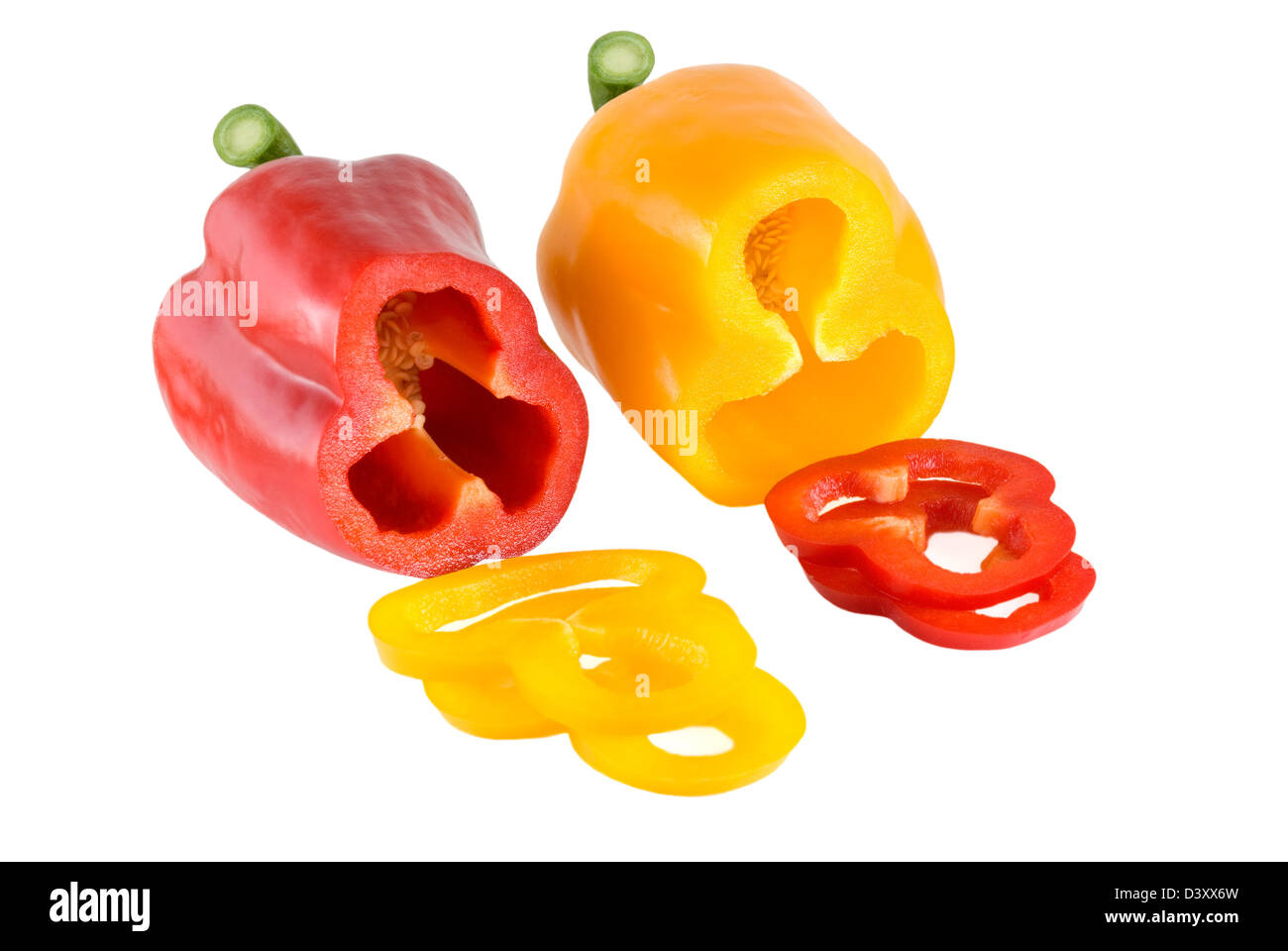 Rote und gelbe Paprika sind auf dem weißen Hintergrund fotografiert Stockfoto