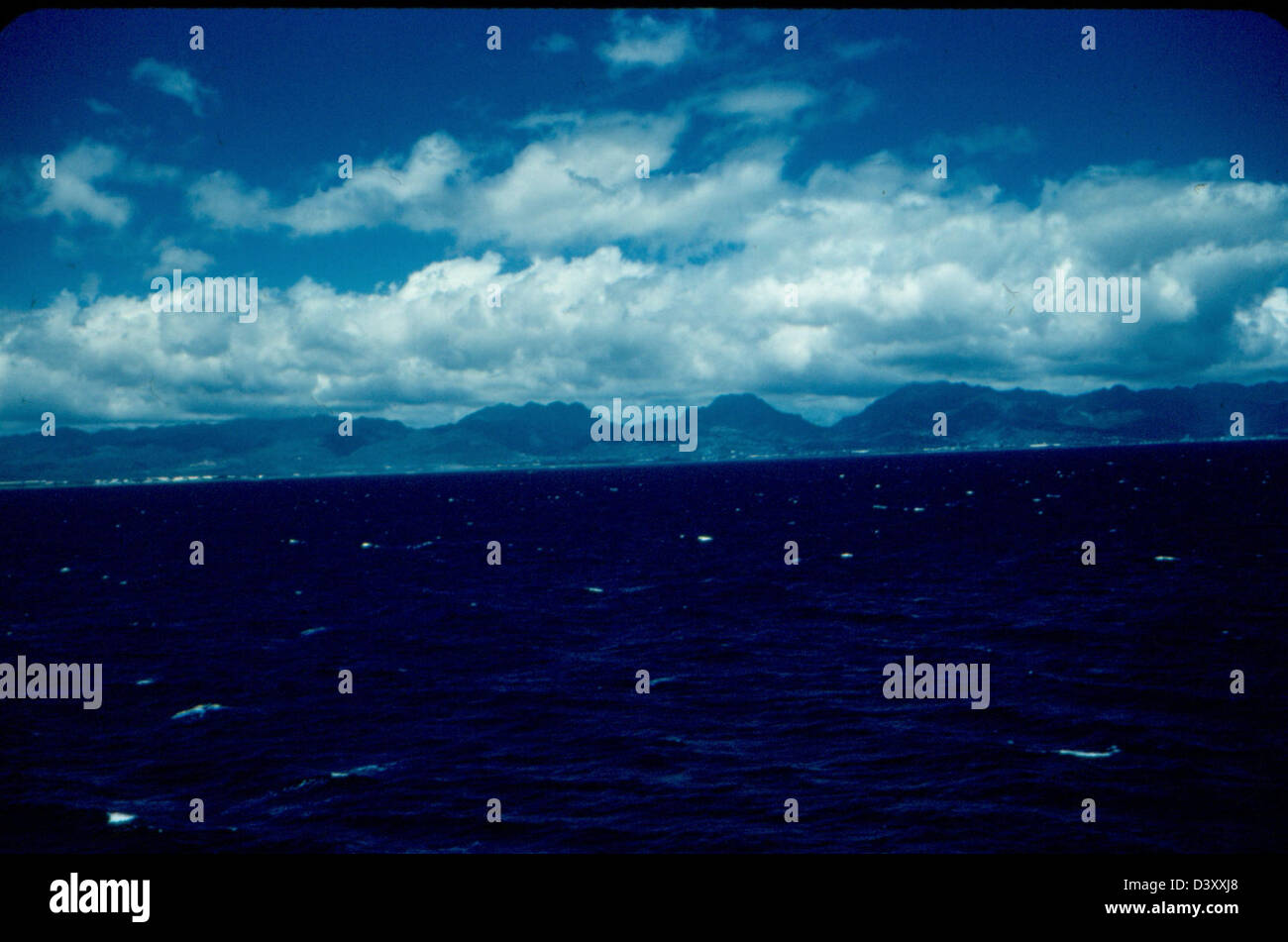 Dieses Bild aus der James Smith Special Collection zeigt die USS Kearsarge, einen Flugzeugträger der US Navy, zusammen mit der VF-53, der Jagdschwadron. Das Foto zeigt die Marine Luftfahrt Mitte des 20. Jahrhunderts und zeigt die Flugzeuge und den Betrieb auf dem Träger. Stockfoto