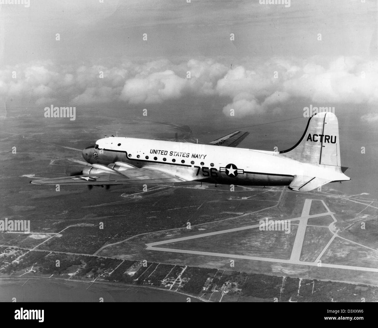 Die Douglas R5D-3, bekannt für ihre militärischen Transportkapazitäten, wurde Mitte des 20. Jahrhunderts von der US Navy ausgiebig genutzt. Dieses spezielle Flugzeug, das mit Carl Johnson in Verbindung steht, veranschaulicht die Rolle des Flugzeugs bei logistischen Operationen und der militärischen Bereitschaft. Stockfoto
