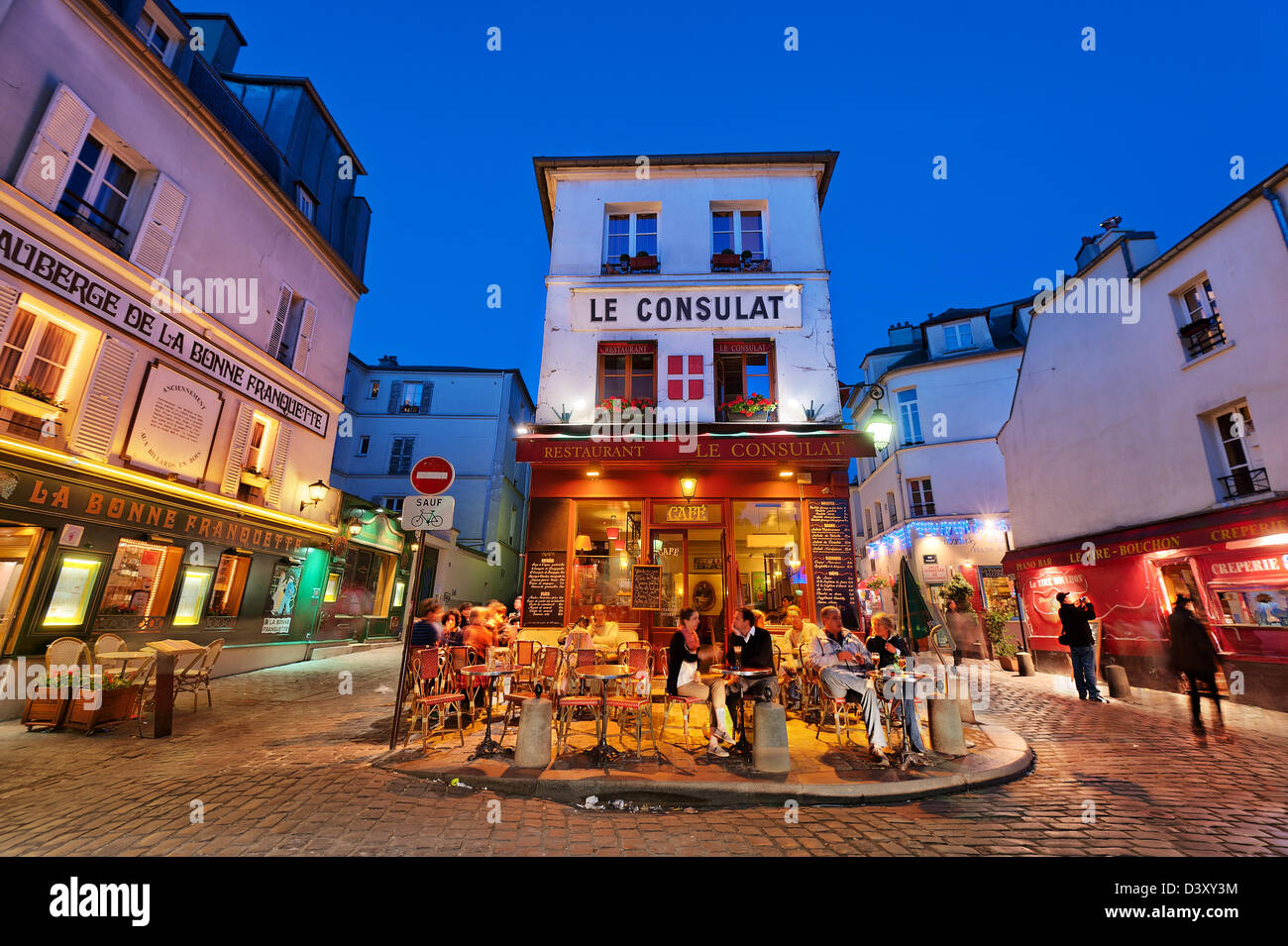 Menschen, die einen Drink im Restaurant und Café le Consulat, Montmartre, Paris, Frankreich Stockfoto