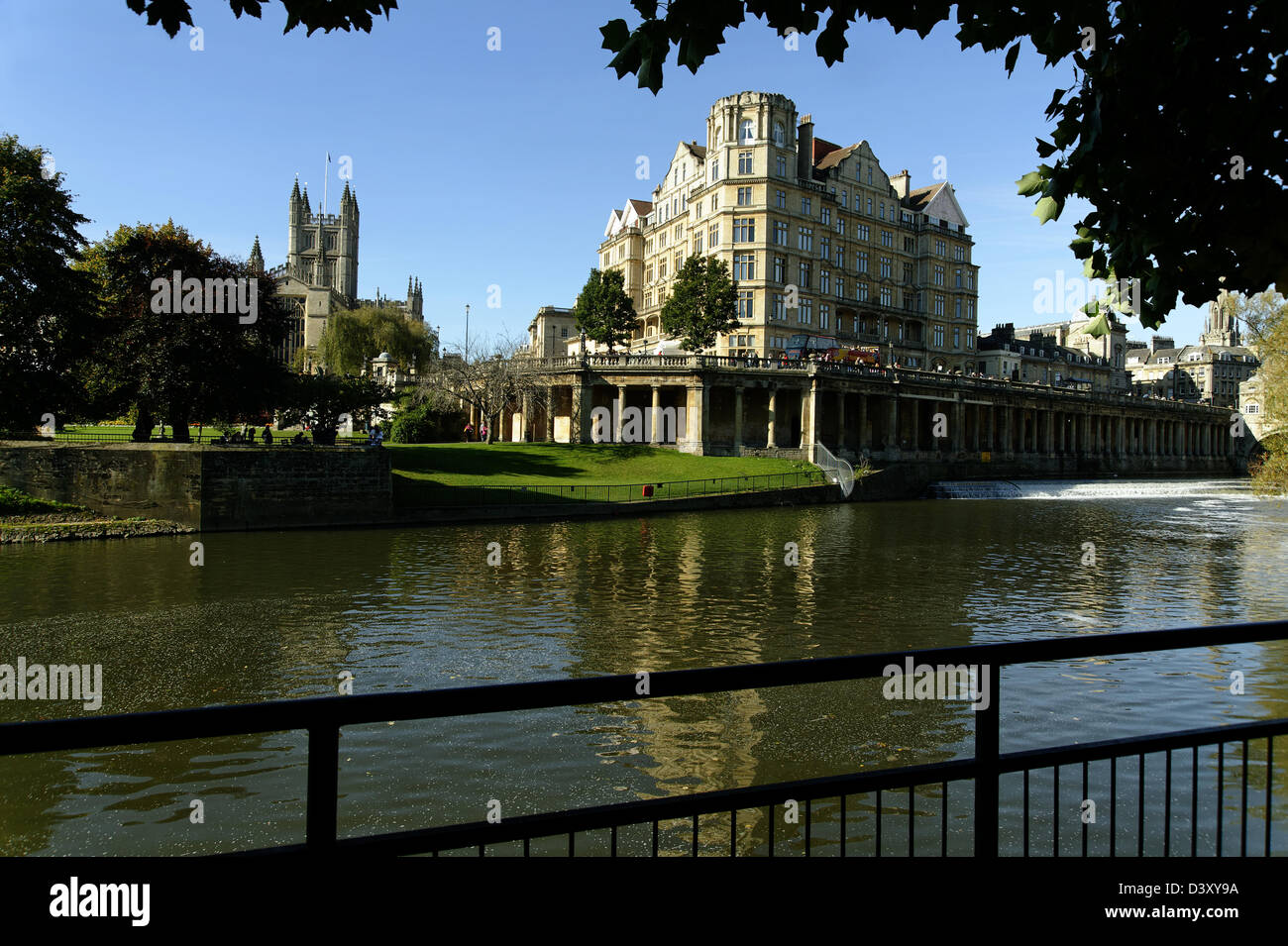 Fluß Avon, Bad, mit Empire Hotel und Bath Abbey in Sicht Stockfoto