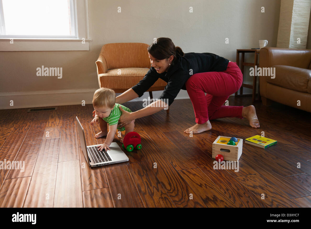 Kaukasische Mutter kleinen Sohn von Laptop zu halten Stockfoto