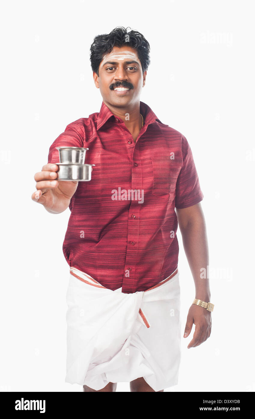 Südindische Mann hält ein Glas Tee Stockfoto