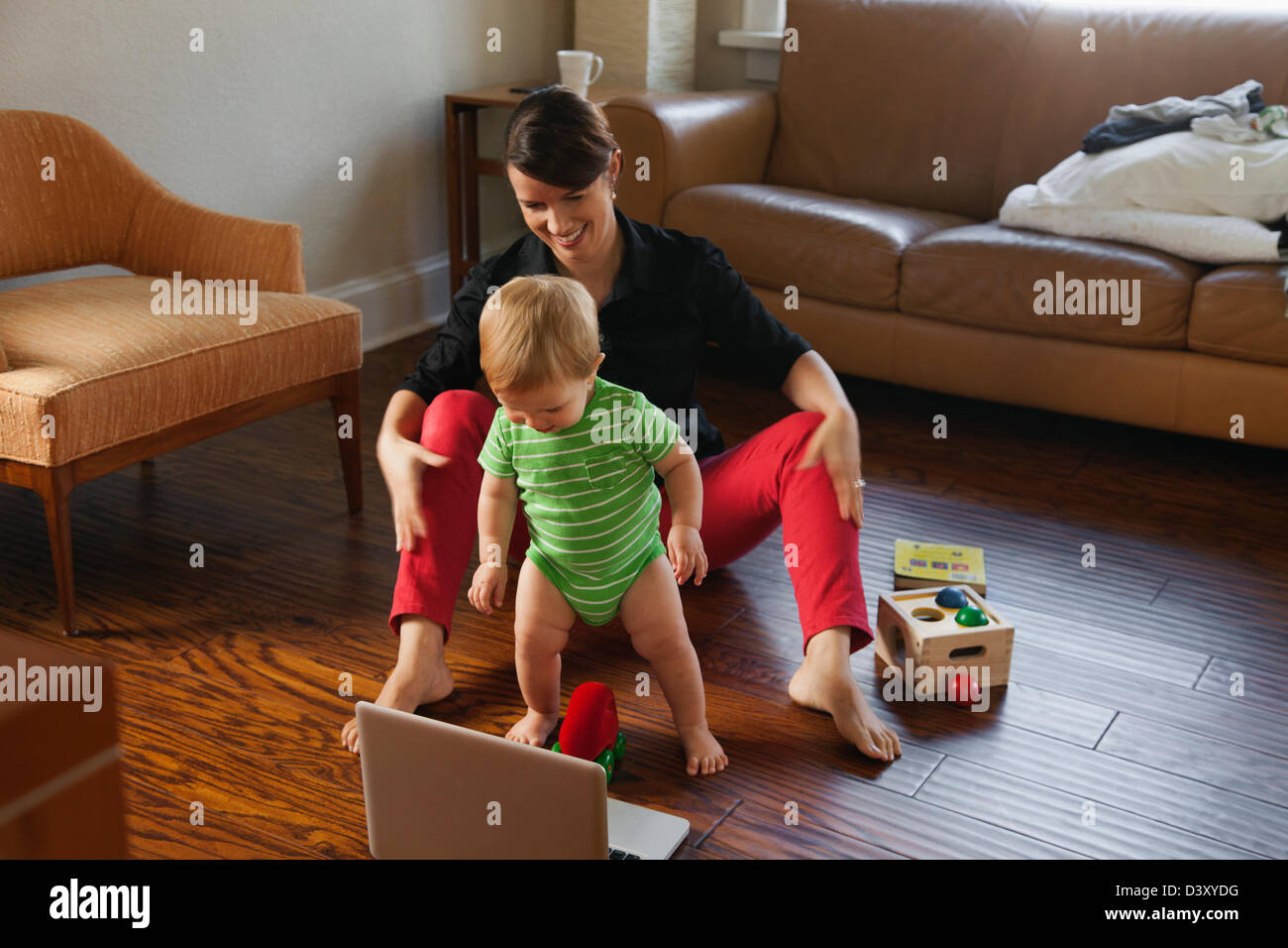 Kaukasische Mutter mit Kleinkind spielen Stockfoto
