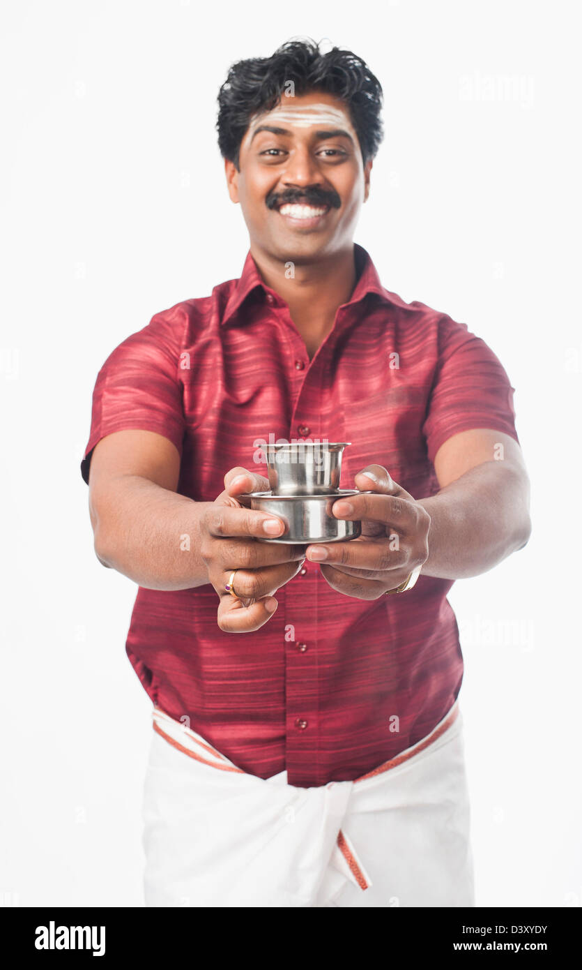 Südindische Mann hält ein Glas Tee Stockfoto