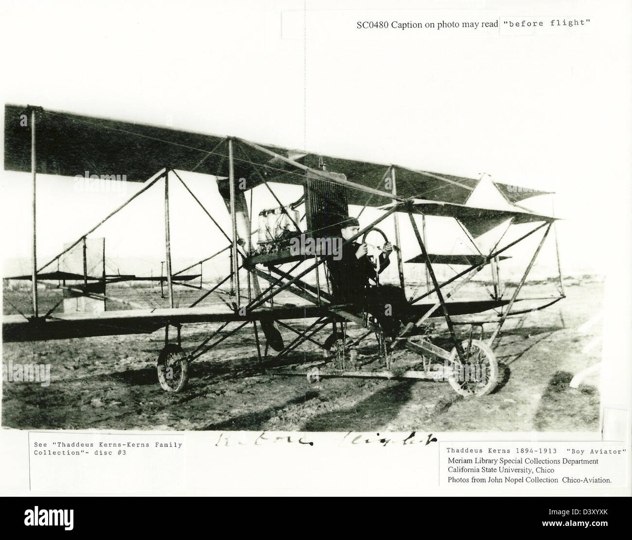 Thaddeus Kerns, ein Luftfahrtpionier, wird vor einem Flug in diesem historischen Bild fotografiert. Das Foto ist Teil der Special Collections der Meriam Library an der California State University, Chico, die das Erbe früherer Luftfahrtgeschichte zeigt. Stockfoto
