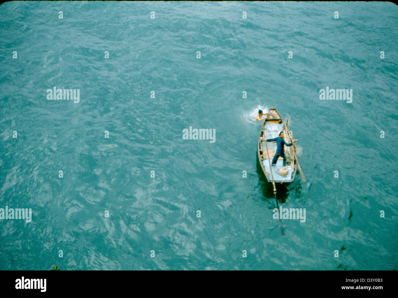 Dieses Foto zeigt die USS Kearsarge (CV-33) im Einsatz mit der VF-53, einer der Kampfgeschwader der Navy, während ihrer Operationen. Das Bild zeigt die Rolle des Flugzeugträgers in der Ära des Kalten Krieges und zeigt die Marineflugzeuge und die militärische Vorbereitung. Stockfoto
