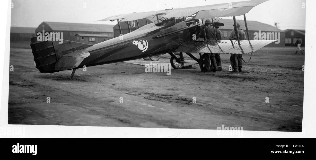 Dieses Bild zeigt eine SPAD VII, ein französisches Doppeldecker, das während des Ersten Weltkriegs eingesetzt wurde. Das Flugzeug war bekannt für seine Agilität und Effektivität im Kampf und trug zu den Siegen der Alliierten während des Krieges bei. Stockfoto