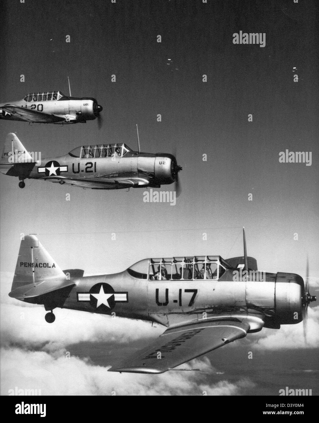 Die North American SNJ-5 ist ein militärisches Trainingsflugzeug der US Navy. Bekannt für seine Langlebigkeit und Vielseitigkeit, spielte es eine entscheidende Rolle beim Pilotentraining während und nach dem Zweiten Weltkrieg. Dieses Flugzeug diente als Plattform für die Vermittlung fortgeschrittener Flugtechniken und Kunstflugtechniken für Navy-Piloten. Stockfoto