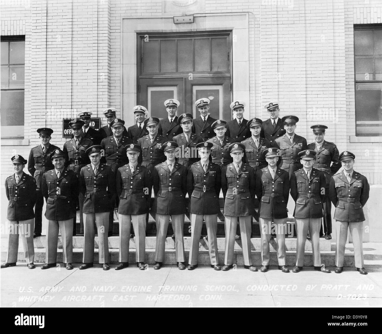 Dieses Foto zeigt eine Klasse an der US Army and Navy Engine Training School mit Carl Johnson im Bild. Es fängt Militärpersonal während ihrer Ausbildung in Motorreparatur und -Wartung ein, eine wesentliche Fähigkeit während des Zweiten Weltkriegs Stockfoto