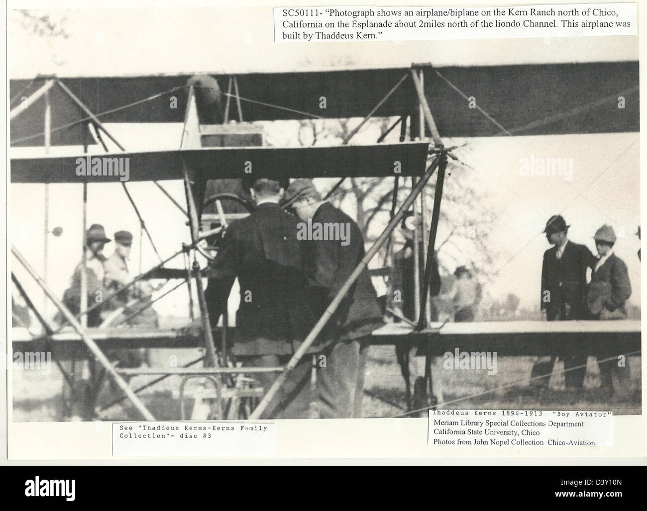 Thaddeus Kerns, ein Pionier der Luftfahrt, steht neben seinem Flugzeug auf der Kern Ranch in Kalifornien. Dieses historische Bild ist Teil der Special Collections der California State University, Chico, die frühe Luftfahrtgeschichte zeigt. Stockfoto