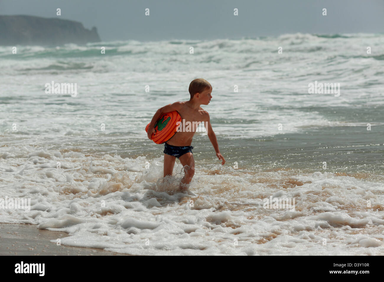 Santa Margherita di Pula, Italien, junge läuft entlang des Strandes mit swimming-board Stockfoto