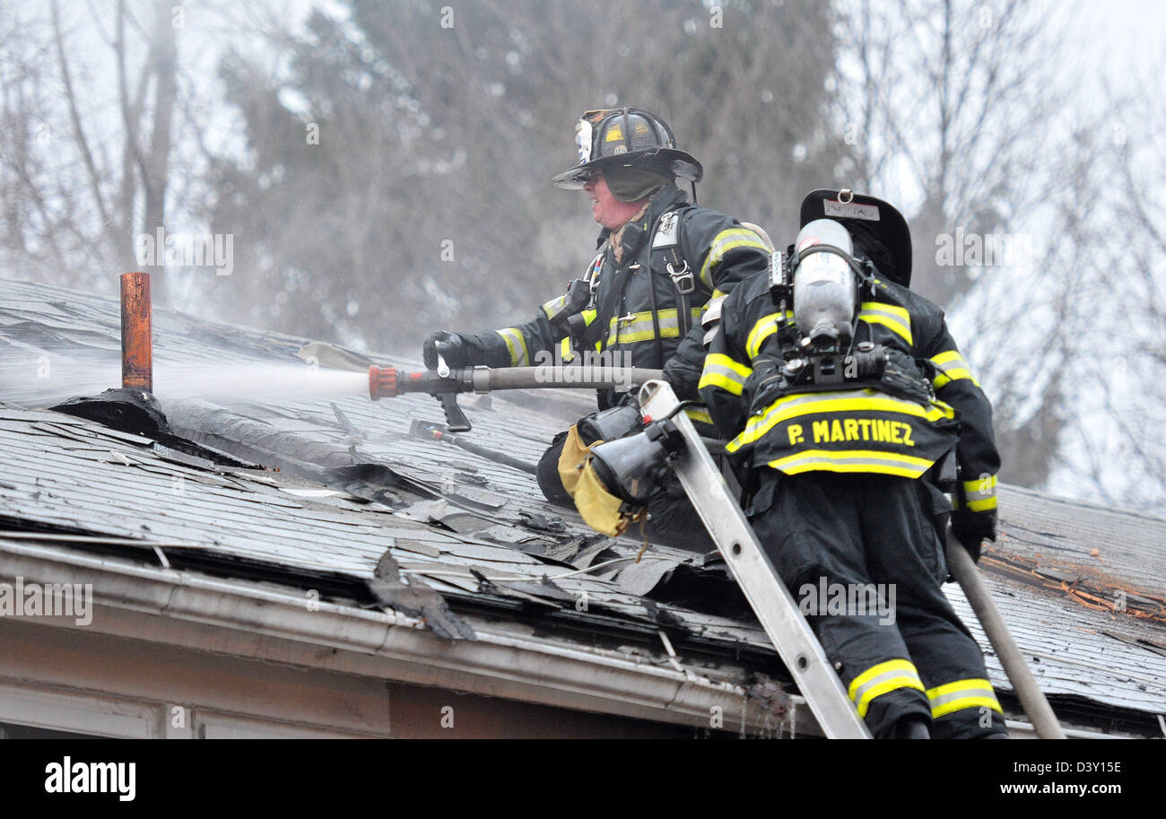 New Haven, CT USA - kämpfen New Haven Feuerwehrleute ein 2 Alarm-Feuer in der Wohnanlage bei 1314 Quinnipiac Ave Stockfoto
