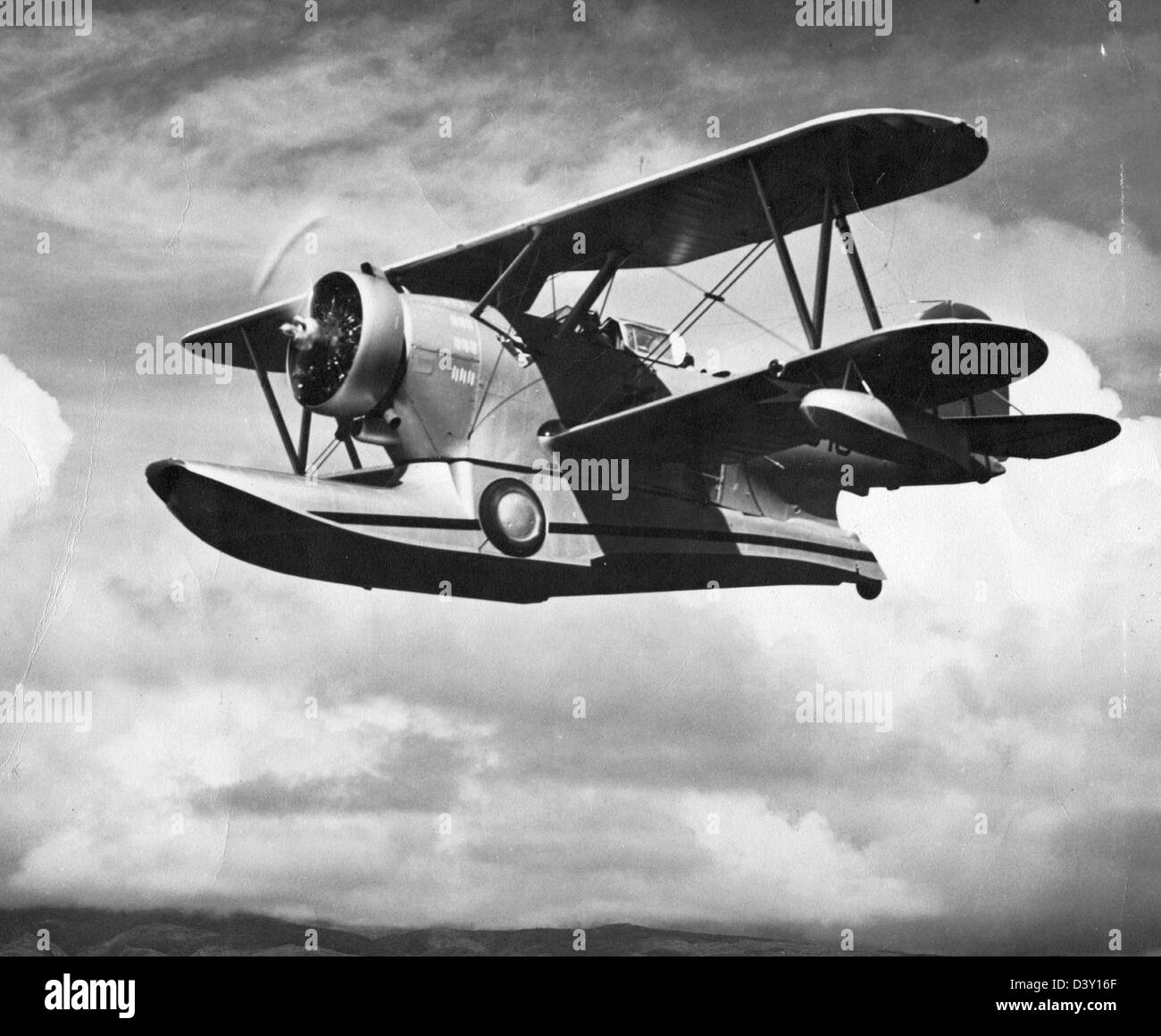 Die Grumman J2F-1 wurde von Carl Johnson gesteuert und war ein vielseitiges amphibisches Flugzeug, das von der US Navy während des Zweiten Weltkriegs eingesetzt wurde. Stockfoto