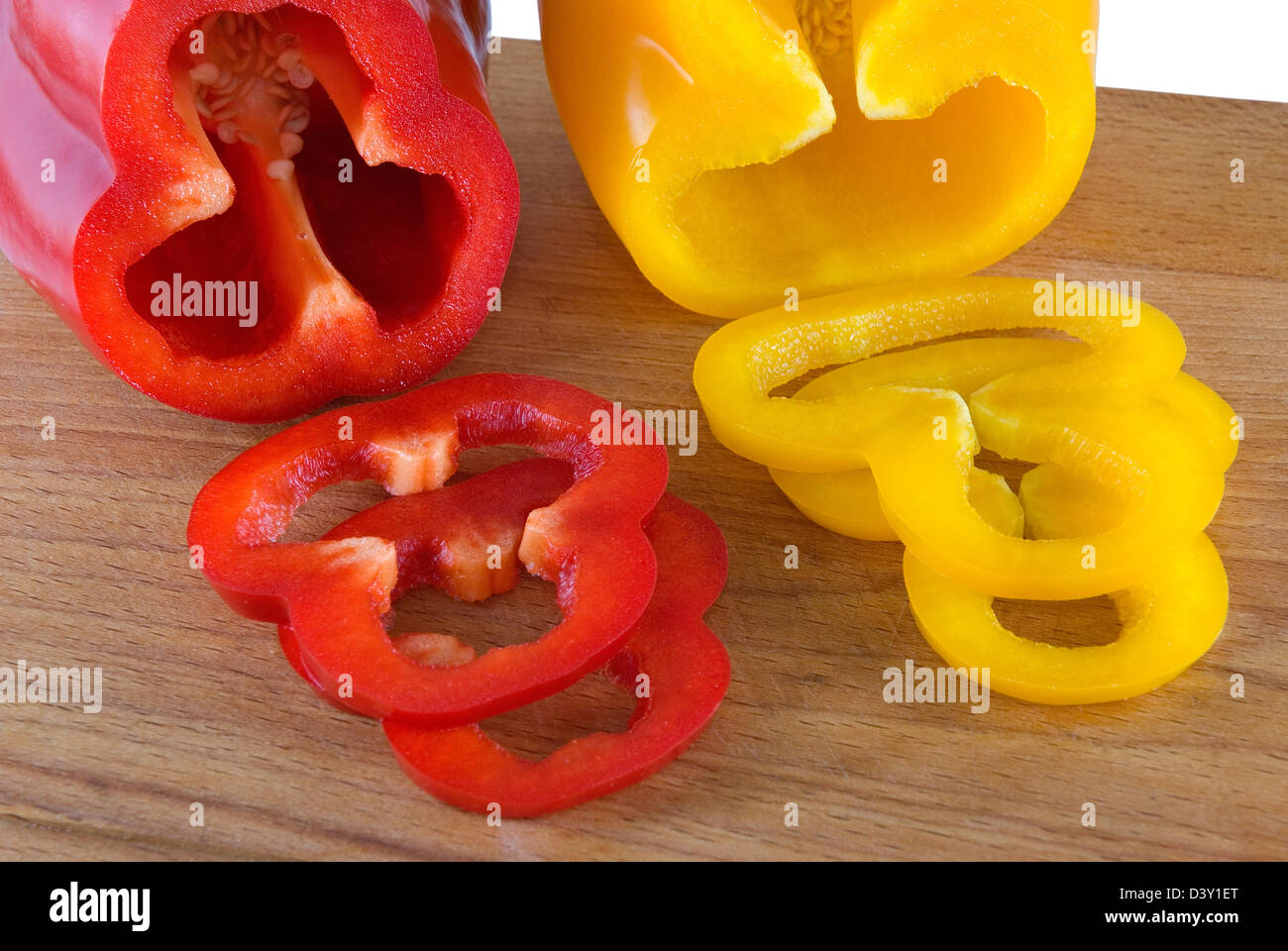 Rote und gelbe Paprika legt auf ein Schneidebrett Stockfoto